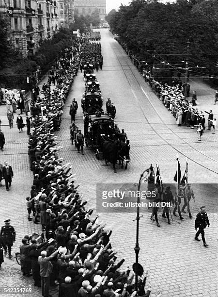 German Empire Funeral procession of the dead Nazi leaders Reinhold Muchow and Willy Maehling; the procession in the Baerwaldstrasse - Photographer:...