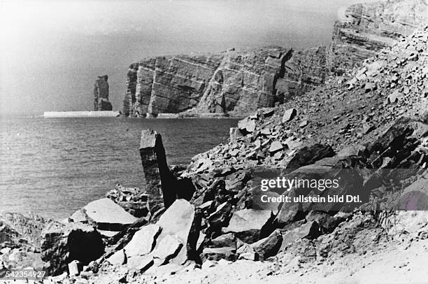 Helgoland: Nach der Sprengung der militärischen Anlagen auf der Insel, Blick entlang der Westküste mit Blick auf die Nordspitze mit Hengst