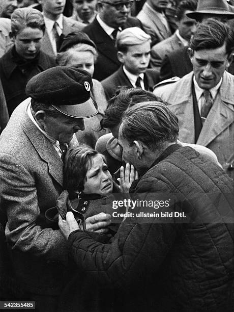 Lager Friedland, Spätheimkehrer: Ein Kind sieht seinen Vater zum ersten Mal- vermutl. 1957