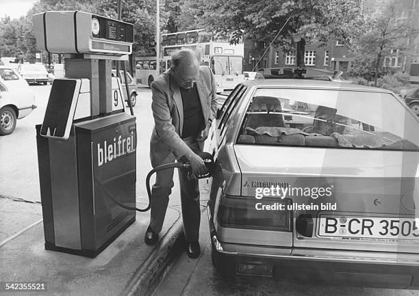 Zapfsäule für bleifreies Benzin an einer Berliner Tankstelle- 1985