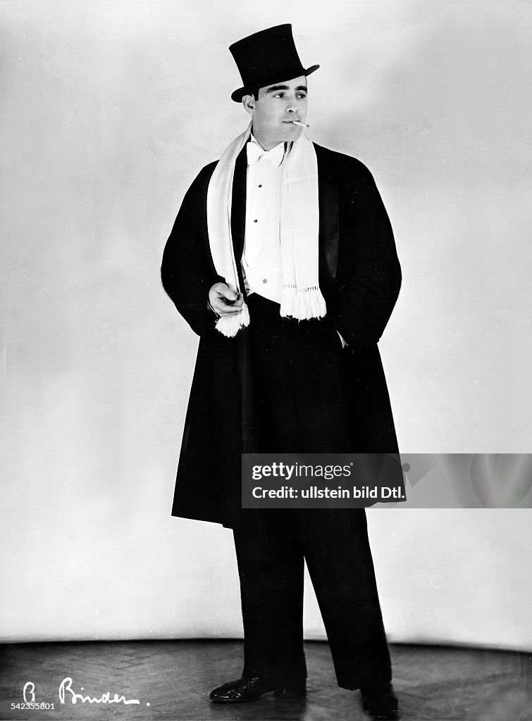 Man wearing a tailcoat and a stovepipe hat. Picture by Studio Binder 1933