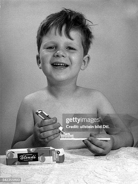 Kleiner Junge mit Zahnbürste und BlendiZahnpasta- 1956