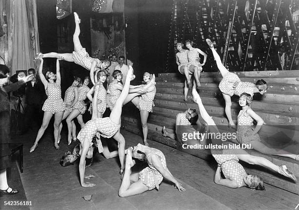 Revue girls Agility exercises by the Tiller Girls, Berlin - 1927 - Photographer: Zander & Labisch - Vintage property of ullstein bild