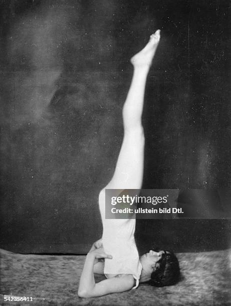 Rhythmic gymnastics Rhythmic gymnastics after the 'System Mensendieck' - woman doing a shoulderstand - 1925 - Vintage property of ullstein bild