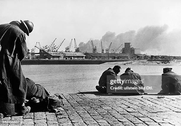 Campaign in the west / battle of France 1940: : german entry into Dunkirk - captured french soldiers at the quai about