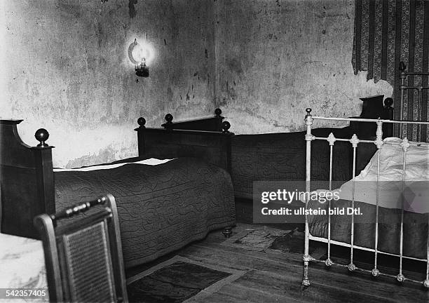 Berlin, Schönhauser Allee 177 b, Prenzlauer Berg: Blick in das Schlafzimmer einer Kellerwohnung der Familie Gerda, in dem fünf Personen Platz finden...