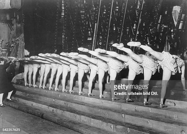 Revue girls The Tiller-Girls at a rehearsal - 1927 - Photographer: Zander & Labisch - Vintage property of ullstein bild