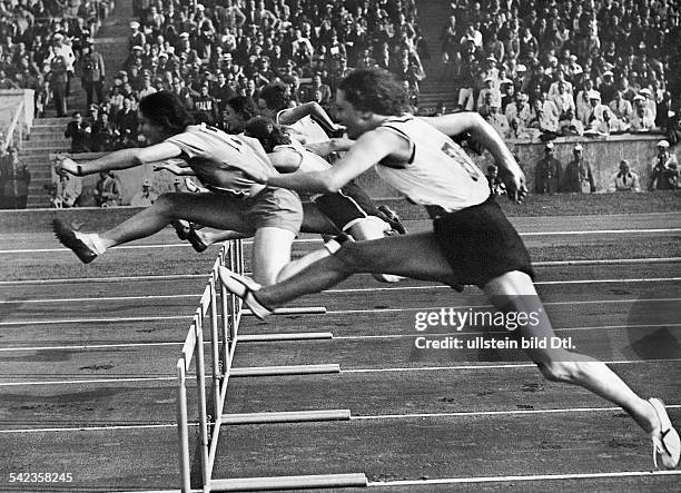 Olympische Spiele 1936 in Berlin- 80-Meter-Huerdenlauf der Frauen, im Vordergrund: Anni Steuer, D - August 1936