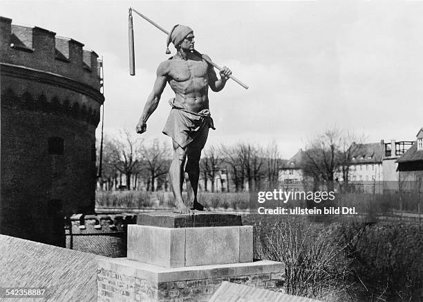 Denkmal des Deutschen Michel am Oberteich;im Hintergrund der Wrangelturm20er Jahre