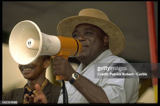 Laurent D{sir{ Kabila harangues his troops.