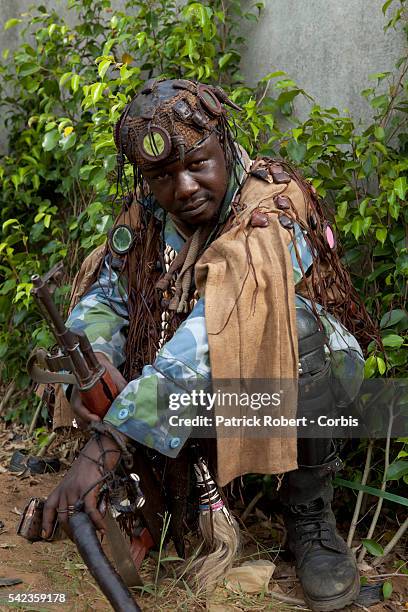 Militiamen loyal to the President Ouattara are attempting to attack the compound of Laurent Gbagbo, facing a fierce resistence. This fighter, half...