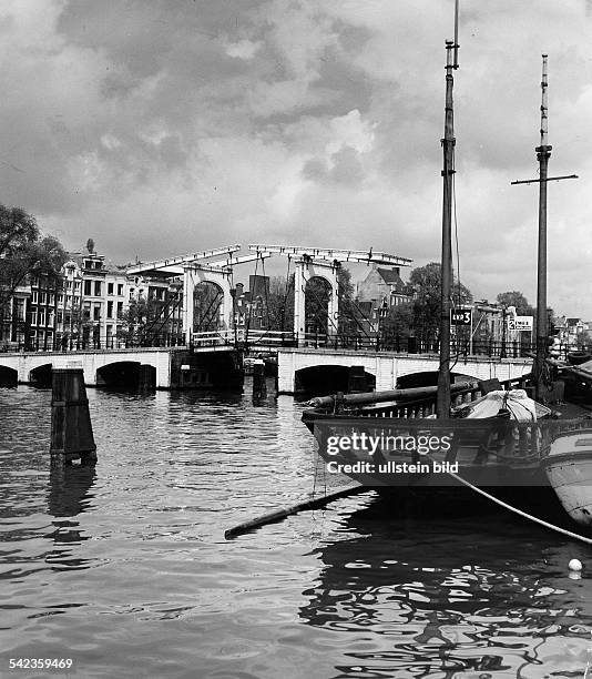 Gracht mit Zugbrücke