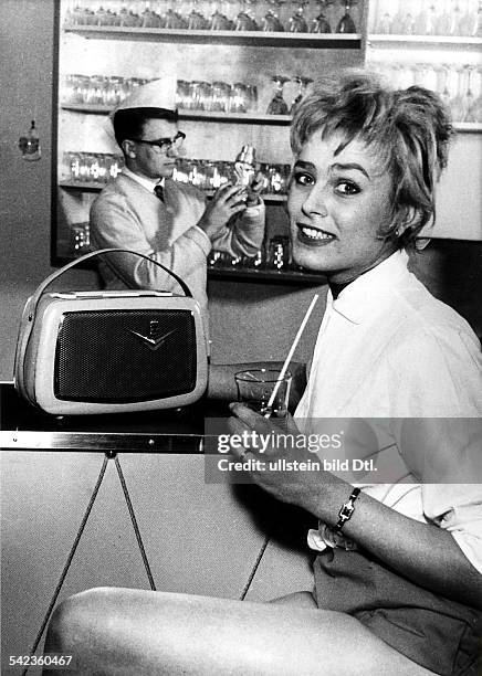 Junge Frau mit Grundig Reiseempfänger 'Teddy Boy T' in einer Eisbar- 1957