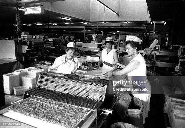 Herstellung von 'Bienenstich' bei derFirma Schlüter in Berlin- 1988