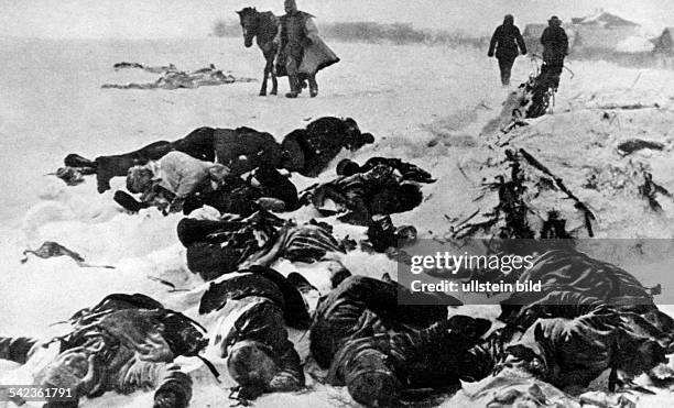 Soviet union, Eastern front , theater of war : Battle of Stalingrad .Frozen bodies of fallen soviet and german soldiers lying in the snow - January...