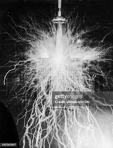 Entwicklung der Elektrizität: drahtlose Kraftübertragung, eine Erfindung von Nicola Tesla , die Entladungserscheinung eines 'Vergrösserungssenders'-...