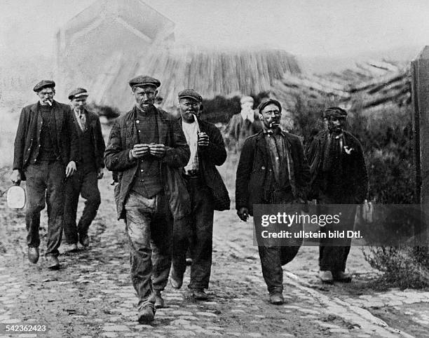Belgium: Charleroi miners on their way to the coal mines - 1905- Published by: 'Berliner Illustrirte Zeitung' 42/1905Vintage property of ullstein bild