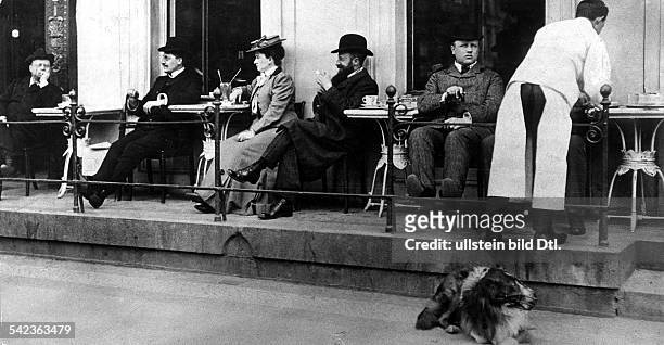 Gäste auf der Terrasse am Bürgersteig Unter den Linden- 1906