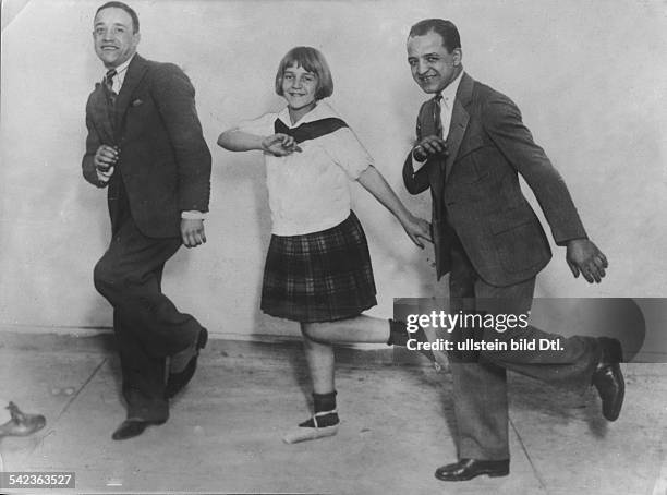 Dance & Dancers Two boxers doing the Charleston dance; left: Jarvis , right: Genaro - 1925 - Vintage property of ullstein bild