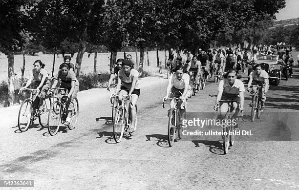Frauen-Radrennen in Madrid über eine Entfernung von 30 Kilometern: die Teilnehmerinnen kurz nach dem Startetwa Mitte der 30er Jahre