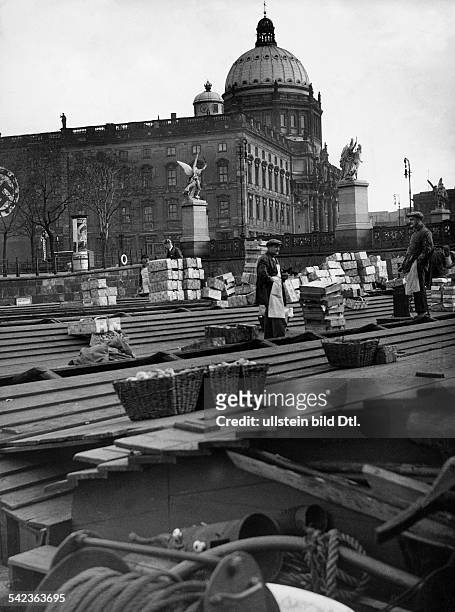 German Reich, Berlin, flat-bottomed boats selling fruits in the center, in the background the Berlin Castle and Schlossbrucke bridge- Photographer:...