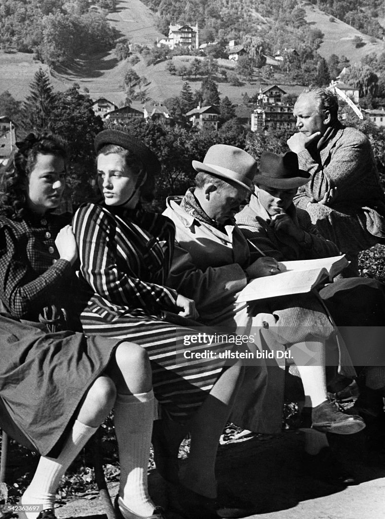 German movies of the 1930ies Film professionals being asked for autographs during a shooting break in Innsbruck, Austria - 1939 Vintage property of ullstein bild