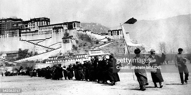 China, Tibet: Tibetan uprising march 1959 Tibetan insurgents surrender to Chinese troops in Lhasa. In the background: the Potala Palace of the Dalai...