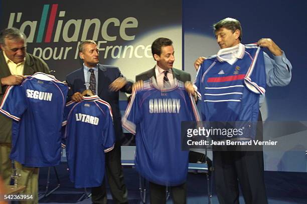 Philippe Seguin, François Leotard, Nicolas Sarkozy and Alain Madelin receive French football team jerseys.