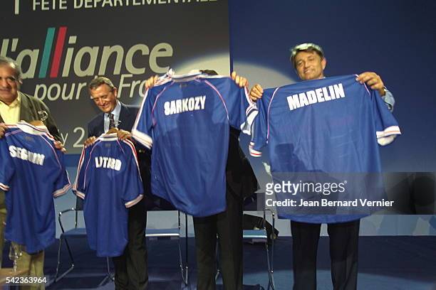 Philippe Seguin, François Leotard, Nicolas Sarkozy and Alain Madelin receive French football team jerseys.