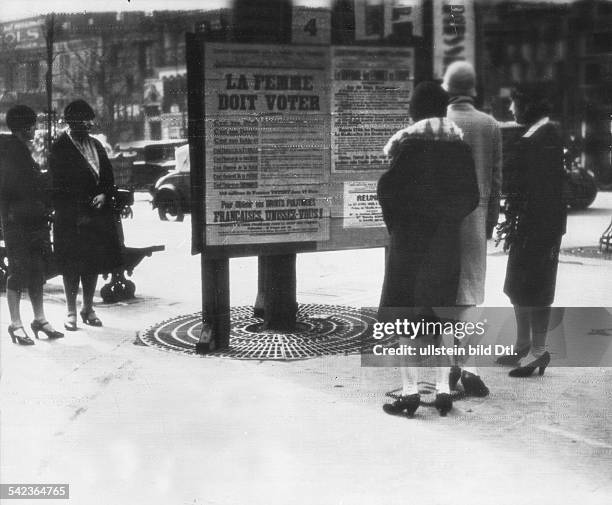 Bildtelegramm vom Boulevard des Italiens in Paris, wo die ersten Plakate für das Frauenwahlrecht aufgestellt worden sind - 1929- veröffentlicht in...