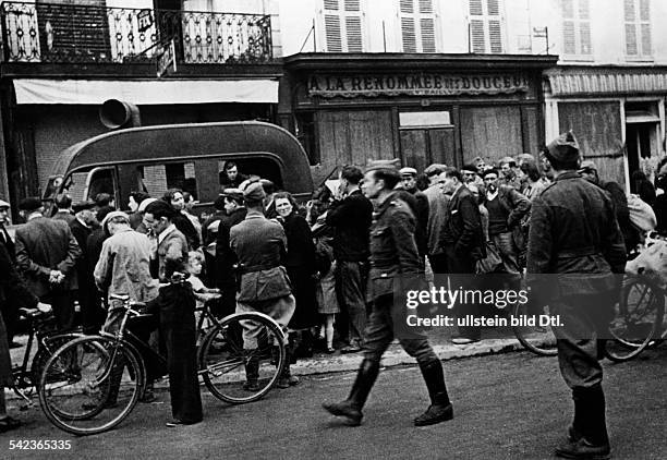 Campaign in the west / battle of France 10.05.-: german occupation - Paris : A loudspeaker vehicle of the Wehrmacht proclaims news and proclamations...