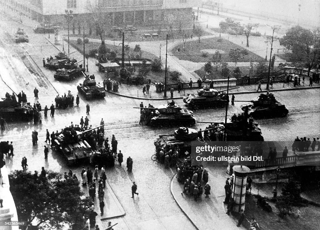 sowjetische Panzer in den Strassen von Budapest 4 11 1956 News Photo sowjetische Panzer in den Strassen von Budapest 4 11 1956 News Photo