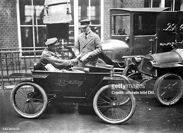 Elektrisch angetriebenes Kleinauto für die Botendienste der 'BZ am Mittag' in Berlin- um 1920Aufnahme: Sennecke