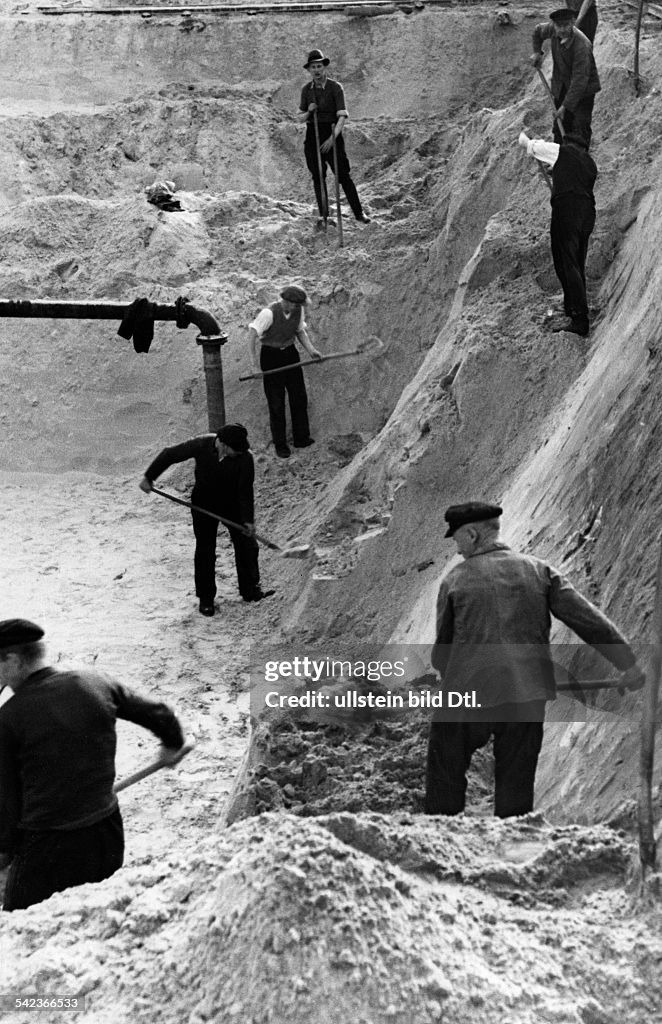 German Empire, Gemany, building worker at the construction site of a new KdF spa at the island Ruegen- Photographer: Herbert Hoffmann- Published in 12 Uhr Blatt 01.05.1937Vintage property of ullstein bild
