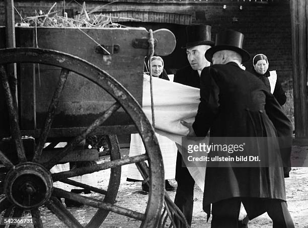 Serie: Begräbnis in NiedersachsenDer Sarg wird in den Wagen geschoben1933Aufnahme: Laszlo Willinger