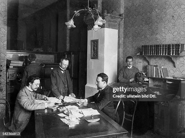 Blick in die Redaktion der BerlinerMorgenpost: links am Tisch mit BrilleRechtsanwalt Heilborn- 1899