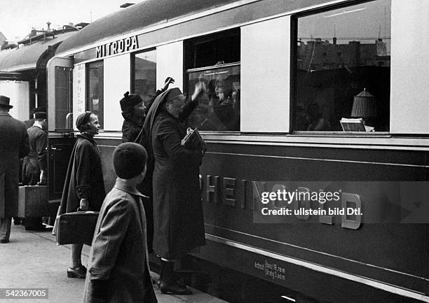 Luxury train 'Rhinegold of german railways serving the route NL-D-CH from on. Platform scene at station - the restaurant waggon of the Mitropa. 1937