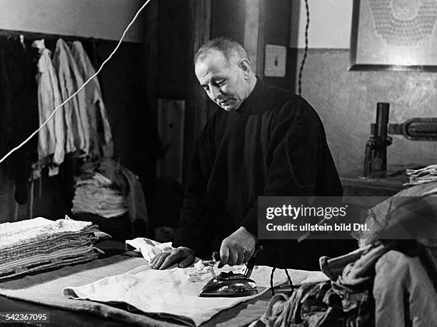 Fotoserie: Der Mönch im 20. Jahrhundert Mönch beim Bügeln- veröff. In: Blatt 20/1931Foto: Neofot-Fotag
