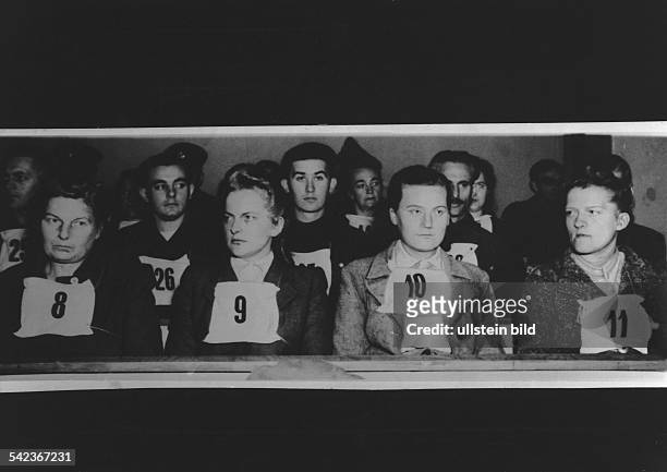 Aufseherinnen und Wachmannschaften des Konzentrationslagers Bergen-Belsen während des Prozesses in Lüneburg auf der Anklagebank; Nr. 9 die ehemalige...