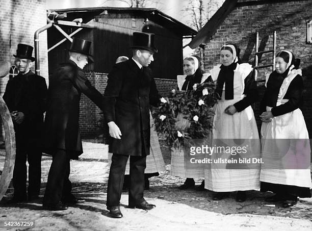 Serie: Begräbnis in NiedersachsenDie Frauen in ihrer weissen Trauertracht geben den Männern den Kranz1933Aufnahme: Laszlo Willinger