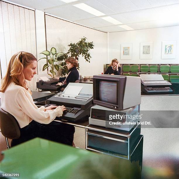 Modernes Grossraumbüro mit BildschirmArbeitsplätzen.- 1981Foto Olivetti