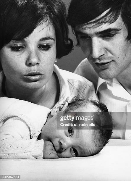 Eltern mit ihrem Baby.1975