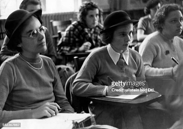 Serie aus dem Sarah Lawrence Collegein Bronxville umd dem Vassar Collegebei New YorkStudentinnen während der Vorlesungim Vassarerschienen Dame 26/1938
