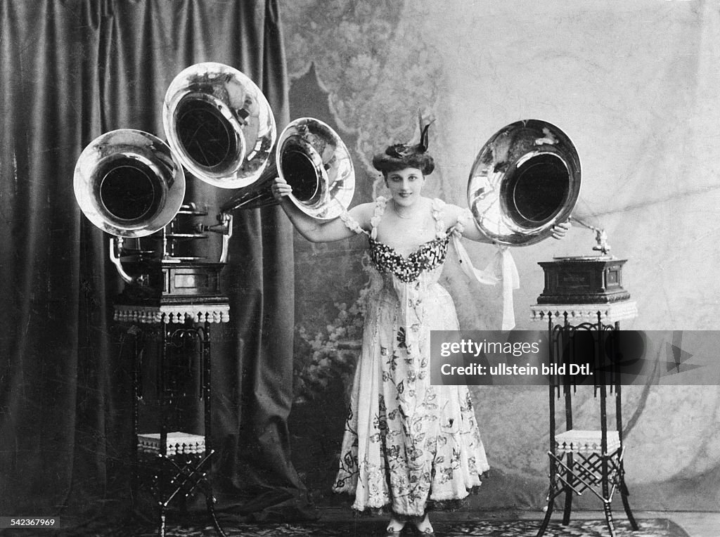 Russian Empire Russia (governorates core region) Moscow: Inventions / Technical Progress Betty Berane with her Triplophon of the Deutschen Grammophon Gesellschaft (German Gramophone Society) in Moscow - undated, probably 1900 - Vintage property of ul