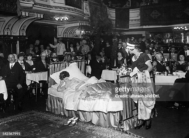 In einem Wiener Kaffeehaus zeigt eineVorführdame `alles, was eine eleganteFrau im Bett anhaben muss`- 1929