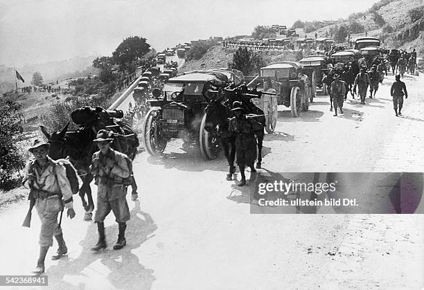 Ww: campaign in the west Italian invasion of southern france 21.-: Italian mountain troops on their way to the high mountain region to positions...