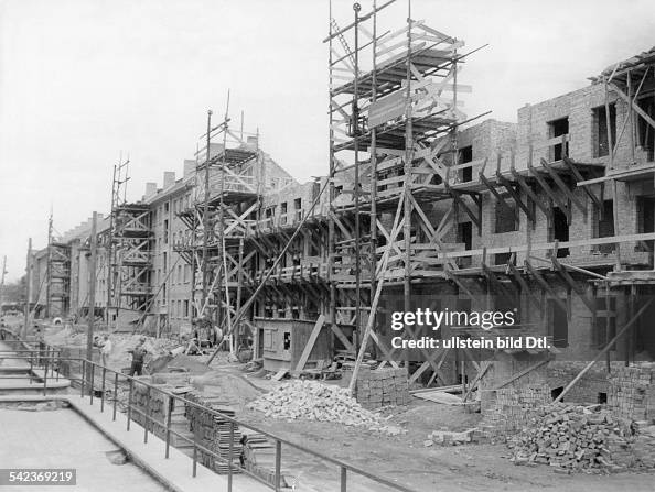 Wohnungsbau der AWG : Häuser im Bau- 1958 News Photo - Getty Images