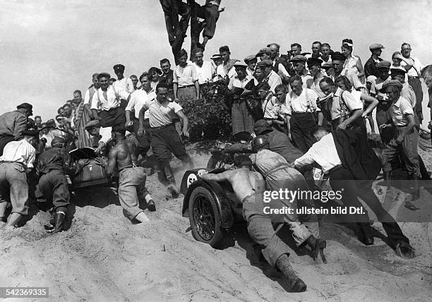 Seitenwagenmaschinen beimQuerfeldeinrennen derMotorräder beiSchönerlinde .August 1932