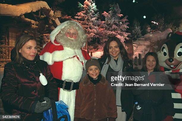 Ornella Muti with her children Naike, Andrea and Caroline with Father Christmas.