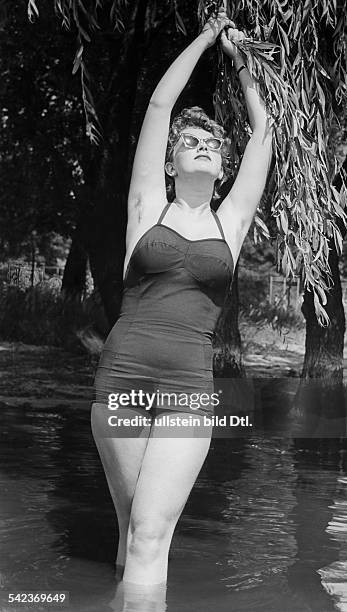 Junge Frau im Badeanzug mit Sonnenbrille an der Havel, Berlin1957